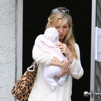 Elsa Pataky con su hija India Rose en brazos