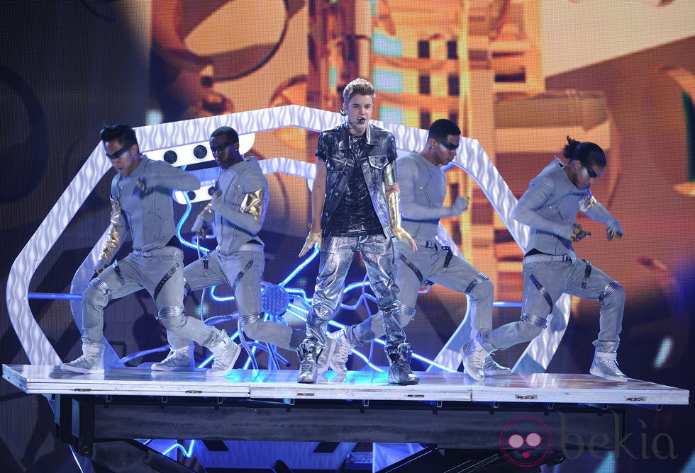 Justin Bieber actuando en los Teen Choice Awards 2012