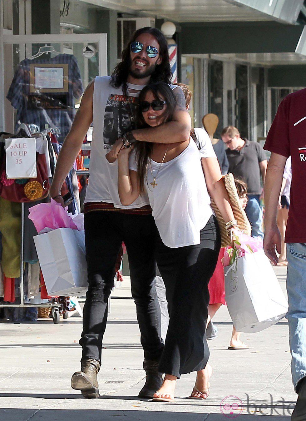 Russell Brand, muy cariñoso con Isabella Brewster por las calles de Los Ángeles