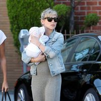 Elsa Pataky con su hija India Rose en brazos por Beverly Hills