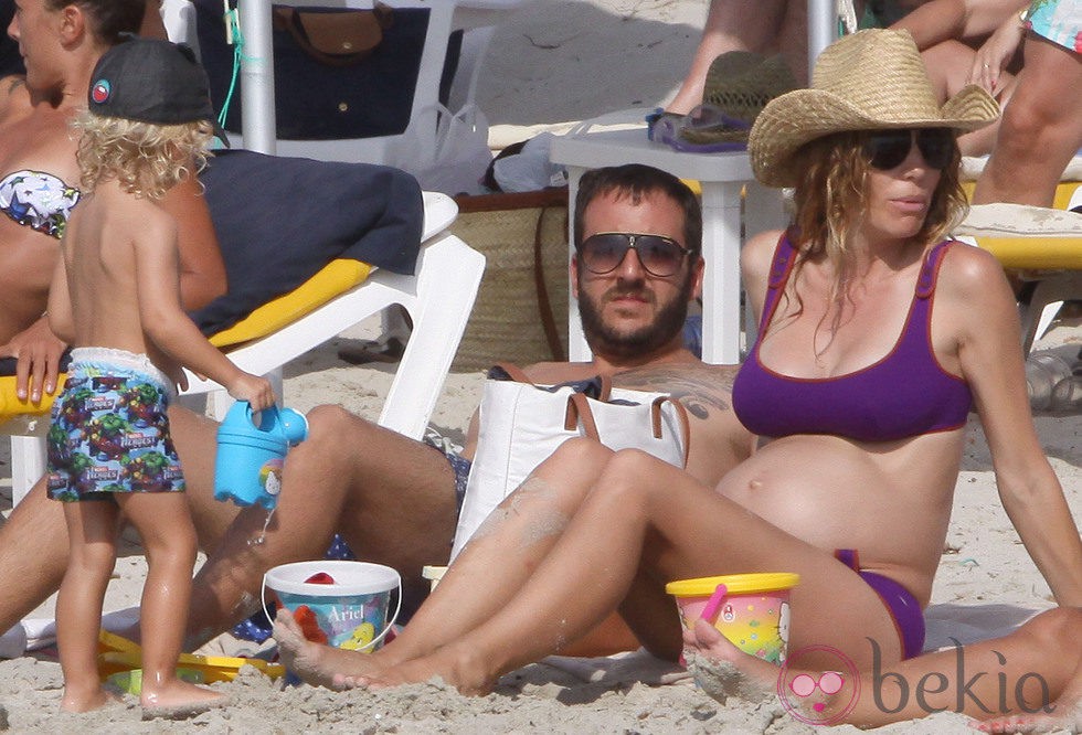 Borja Thyssen y Blanca Cuesta con su hijo Eric en Formentera