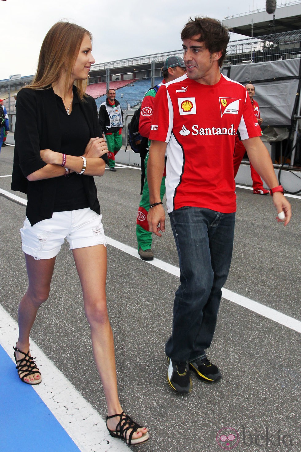 Fernando Alonso y Dasha Kapustina pasean su amor en el GP de Alemania 2012