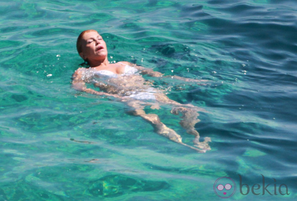 Tita Cervera se da un baño en aguas ibicencas