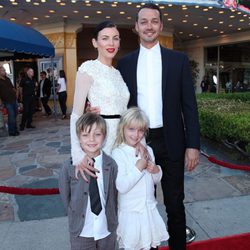 Rupert Sanders, su mujer Liberty Ross y sus hijos
