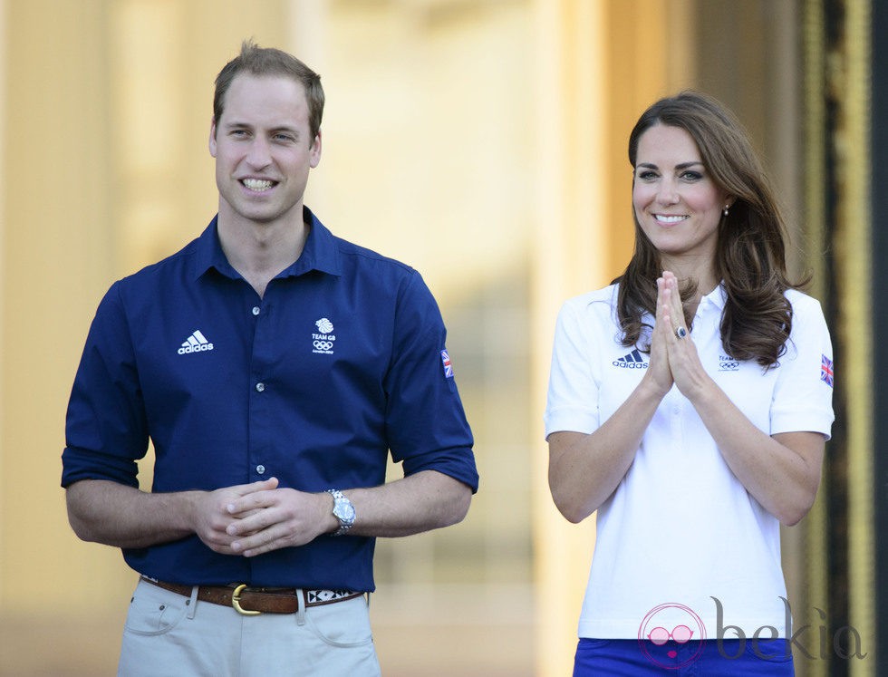 Los Duques de Cambridge en la recepción de la antocha olímpica en Buckingham Palace