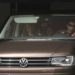 La Infanta Cristina y sus hijos salen de su casa de Barcelona