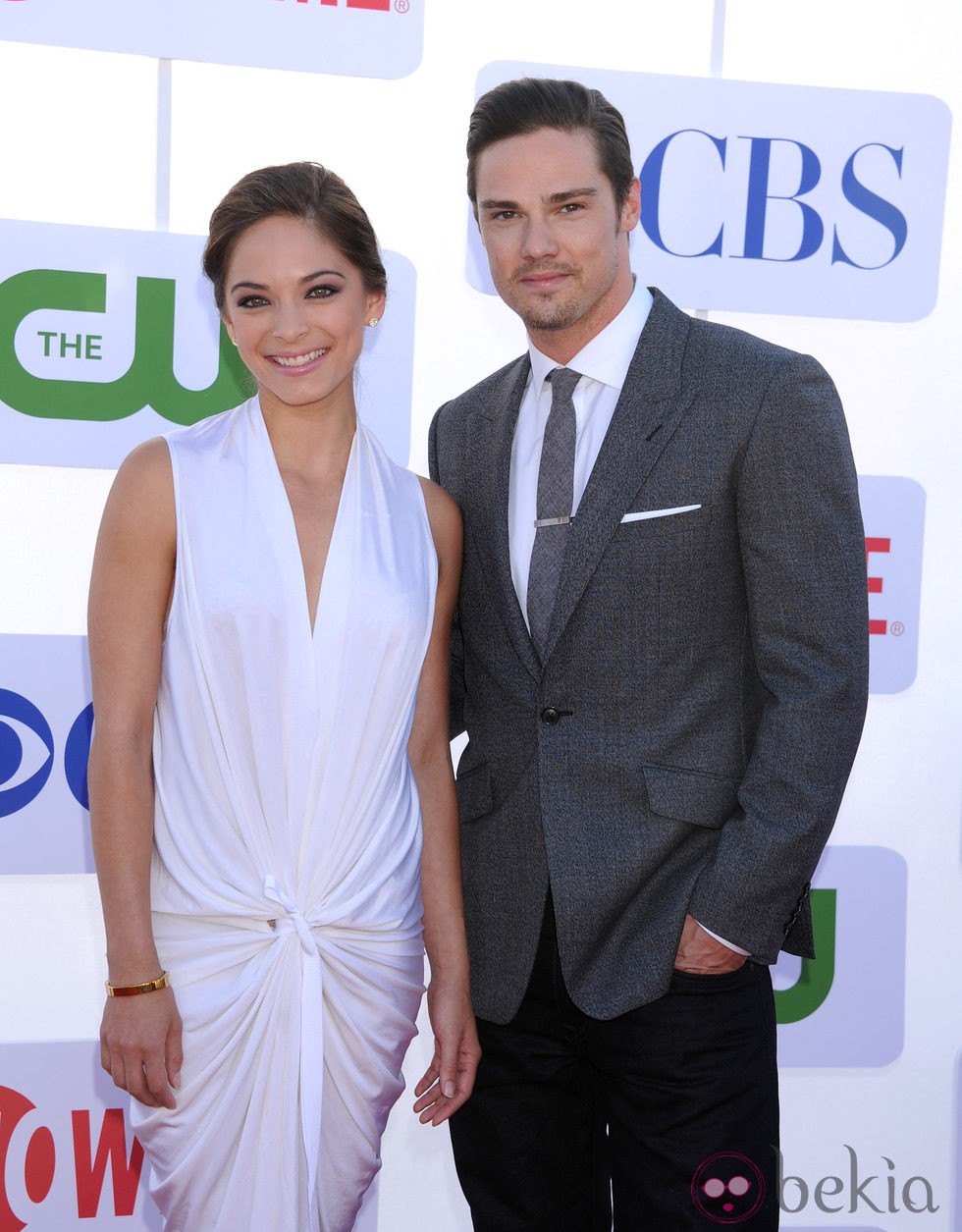 Kristin Kreuk y Jay Ryan en la fiesta organizada por la cadena de televisión CBS