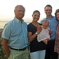 Los Reyes Carlos Gustavo y Sivia, los Príncipes Victoria y Daniel y Estela de Suecia en Solliden