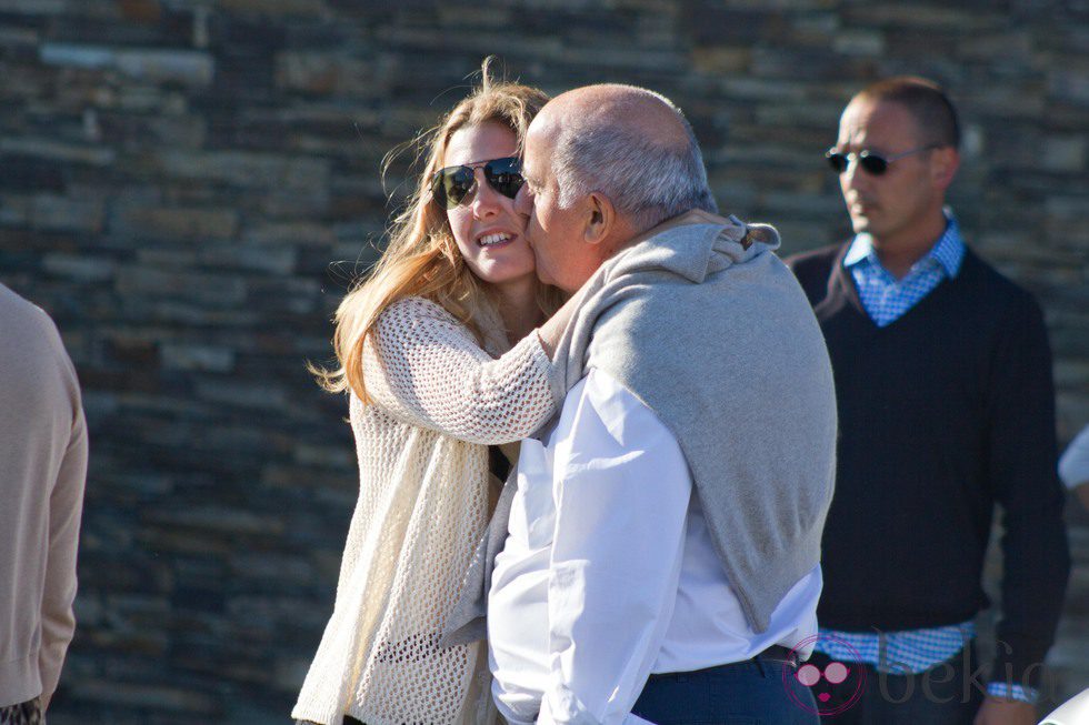 Amancio Ortega besa a su hija Marta Ortega en el Torneo de Casas Novas 2012