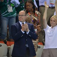 Alberto y Charlene de Mónaco en una competición de natación en Londres 2012