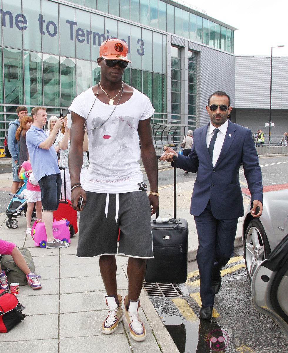 Mario Balotelli en el aeropuerto de Manchester