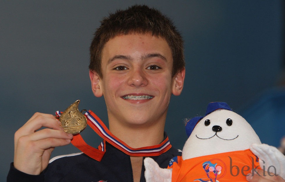 Tom Daley presume de medalla en el Campeonato Europeo de 2008