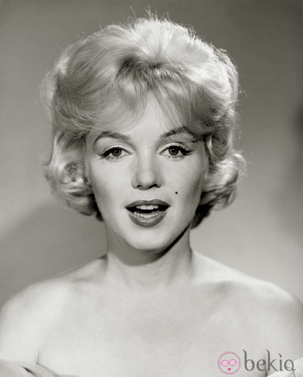 Primer plano de Marilyn Monroe, que posa con el pelo corto