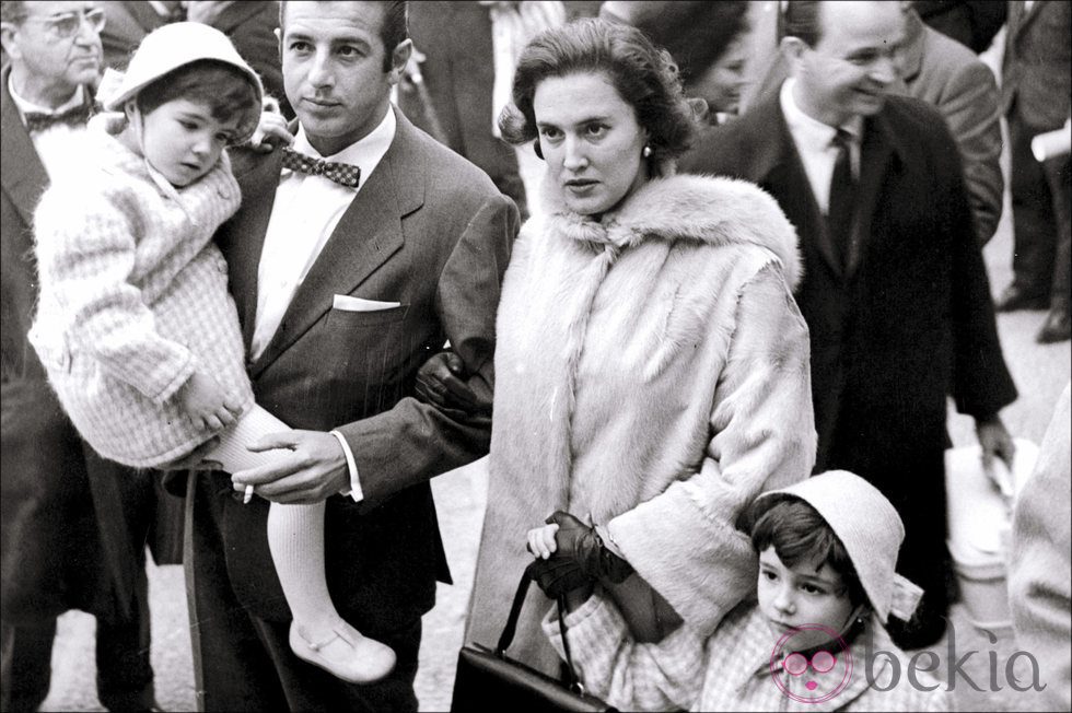Carmina y Belén Ordóñez de niñas con sus padres Antonio y Carmen