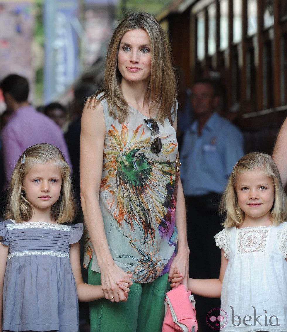 La Princesa Letizia y las Infantas Leonor y Sofía en el tren de Sóller en Mallorca