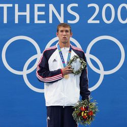 Michael Phelps celebra una medalla de oro en Atenas 2004