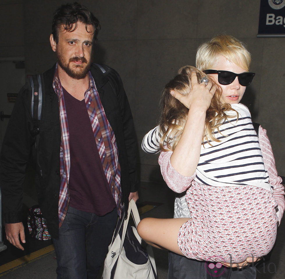 La acrtiz Michelle Williams con su hija y su novio Jason Segel
