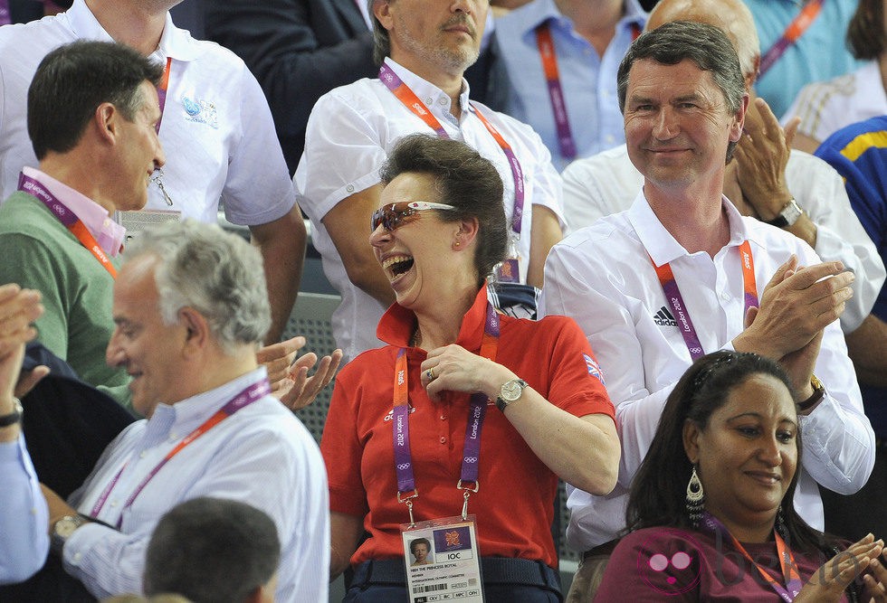 La Princesa Ana y Sir Timothy Laurence celebran la victoria británica en ciclismo en pista en Londres 2012