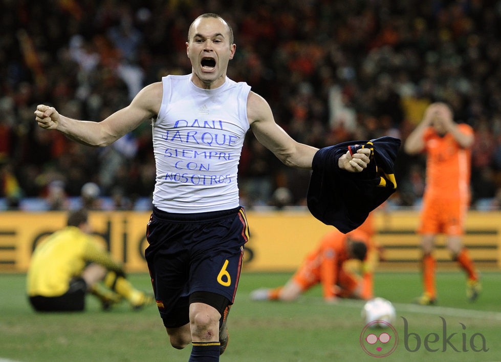 Andrés Iniesta rinde homenaje a Dani Jarque en la final del Mundial de Sudáfrica 2010