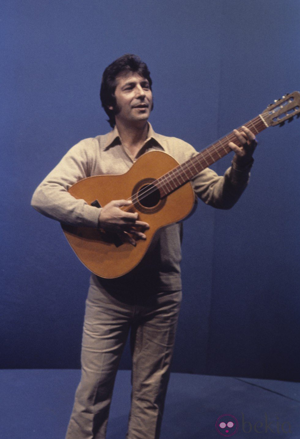 Sancho Gracia tocando la guitarra en la década de los 70