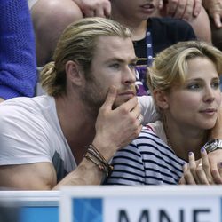 Elsa Pataky y Chris Hemsworth en un partido de waterpolo en Londres 2012