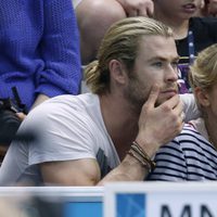 Elsa Pataky y Chris Hemsworth en un partido de waterpolo en Londres 2012