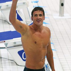 Ryan Lochte saluda con el torso desnudo