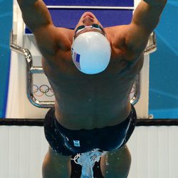 Ryan Lochte lanzándose a la piscina