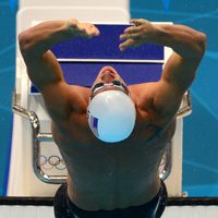 Ryan Lochte lanzándose a la piscina