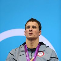 Ryan Lochte con una medalla de oro obtenida en Londres 2012