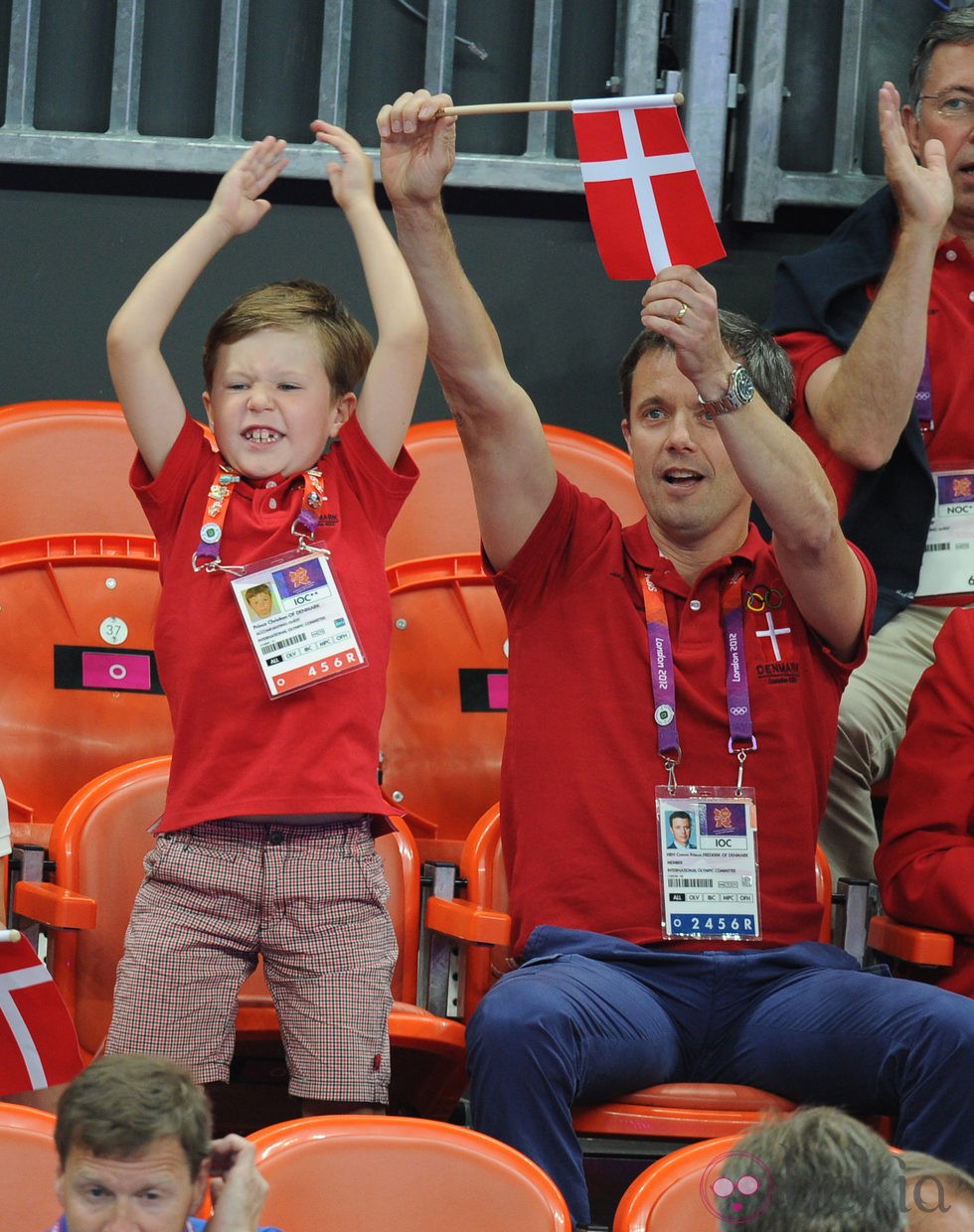 Christian y Federico de Dinamarca animan con una bandera en Londres 2012