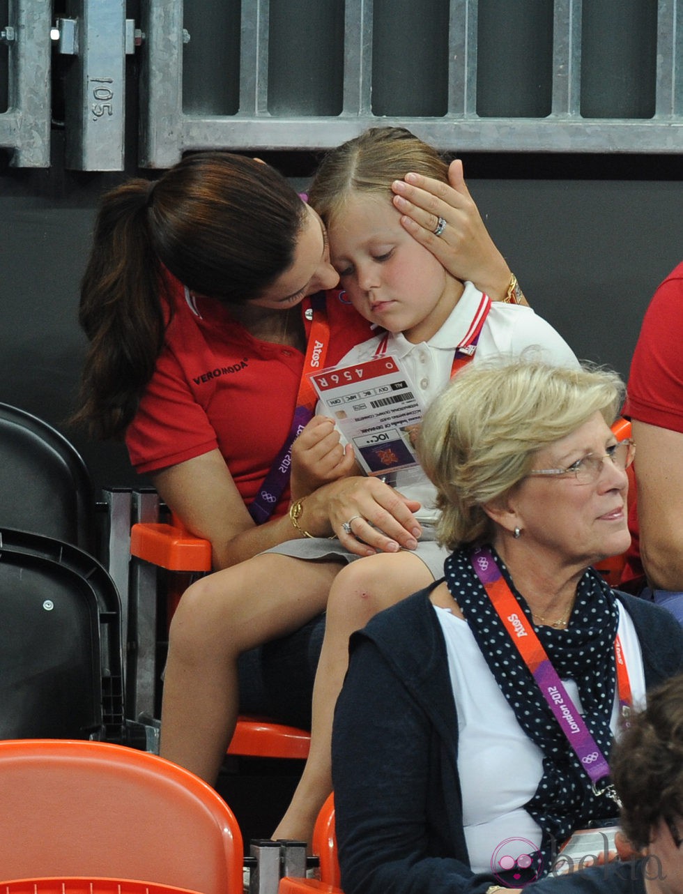 Mary de Dinamarca consuela a su hija Isabel en Londres 2012