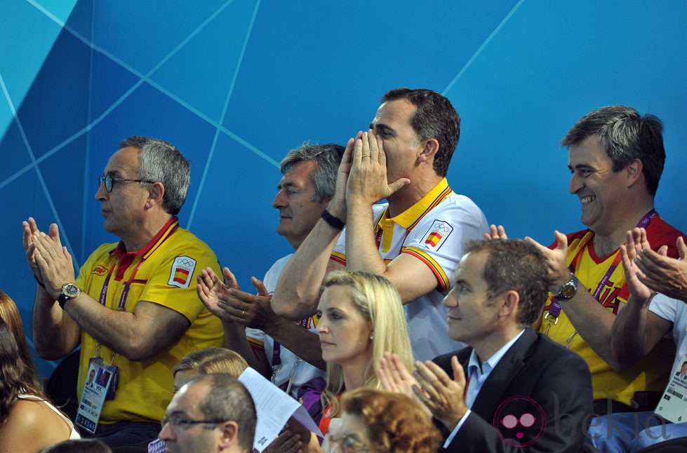 El Príncipe Felipe grita para animar a las chicas de waterpolo en Londres 2012