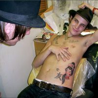 Blake Fielder-Civil con el torso desnudo y tatuado
