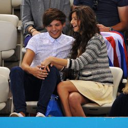 Louis Tomlinson y su novia Eleanor Calder en las gradas viendo a Tom Daley