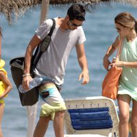 Ana Fernández y Santiago Trancho tras un día de playa en Marbella