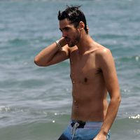 Santiago Trancho dándose un chapuzón en aguas de Marbella