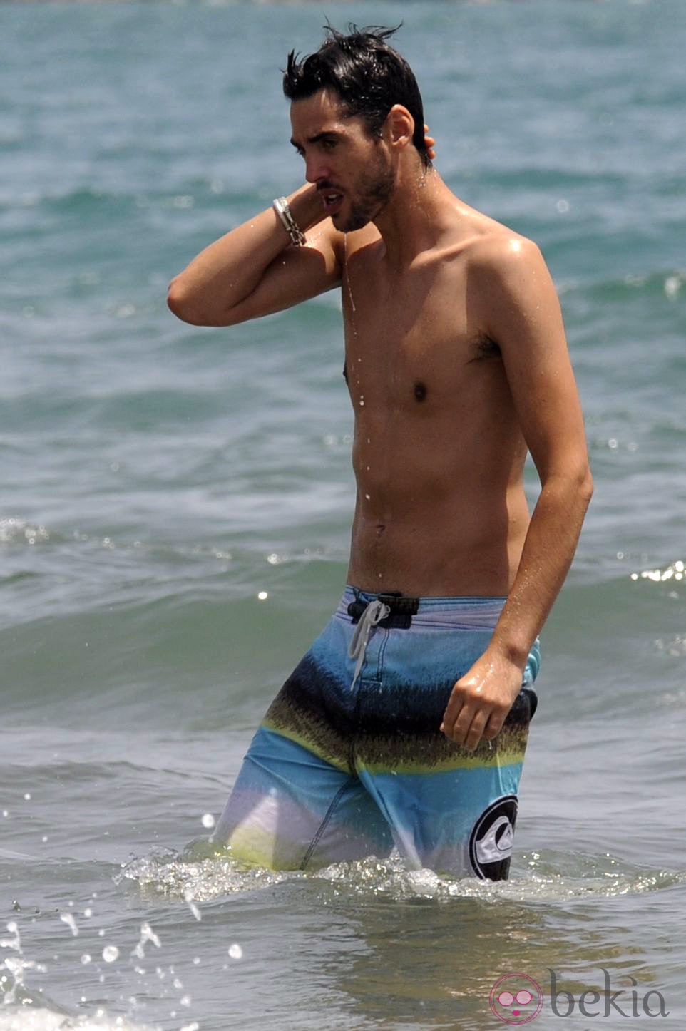 Santiago Trancho dándose un chapuzón en aguas de Marbella