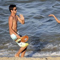 Ana Fernández y Santiago Trancho juegan a las palas en la playa de Marbella