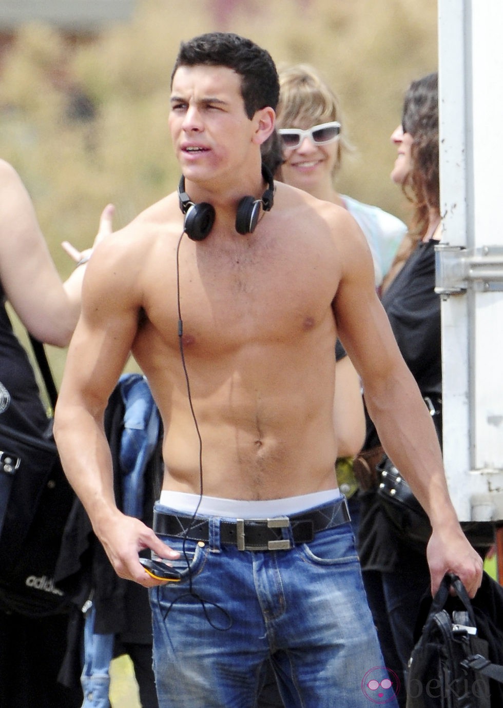 Mario Casas con el torso desnudo