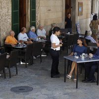 El Primer Ministro Británico y su esposa son atendidos en una terraza de Mallorca