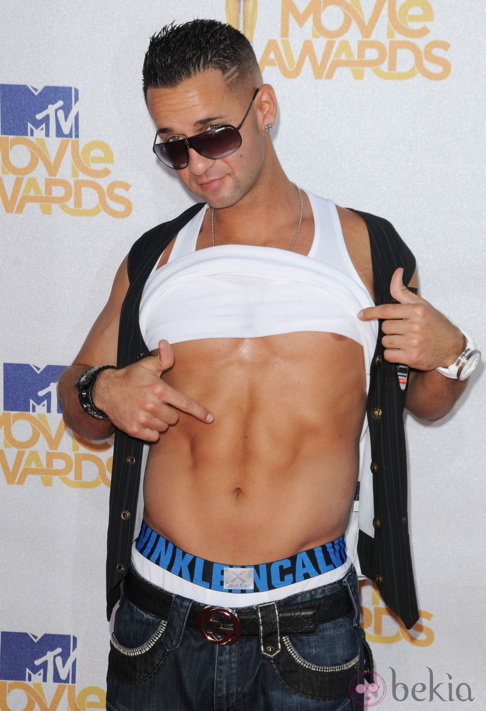 Mike 'The Situation' presume de torso desnudo