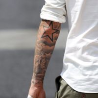 Guti recién tatuado el nombre de Romy en su mano
