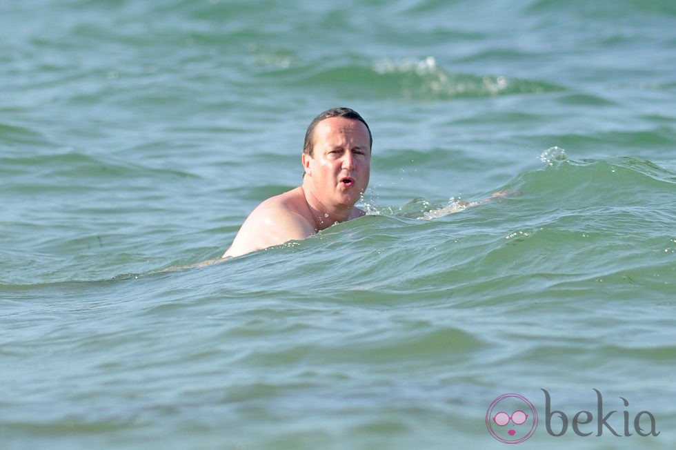 David Cameron dándose un chapuzón en las playas de Mallorca