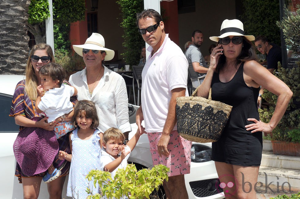 Margarita Vargas, Luis Alfonso de Borbón y Carmen Martínez Bordiú en Marbella