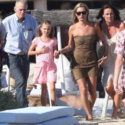 Kate Moss disfruta de sus vacaciones en Saint Tropez junto a su hija Lila Grace