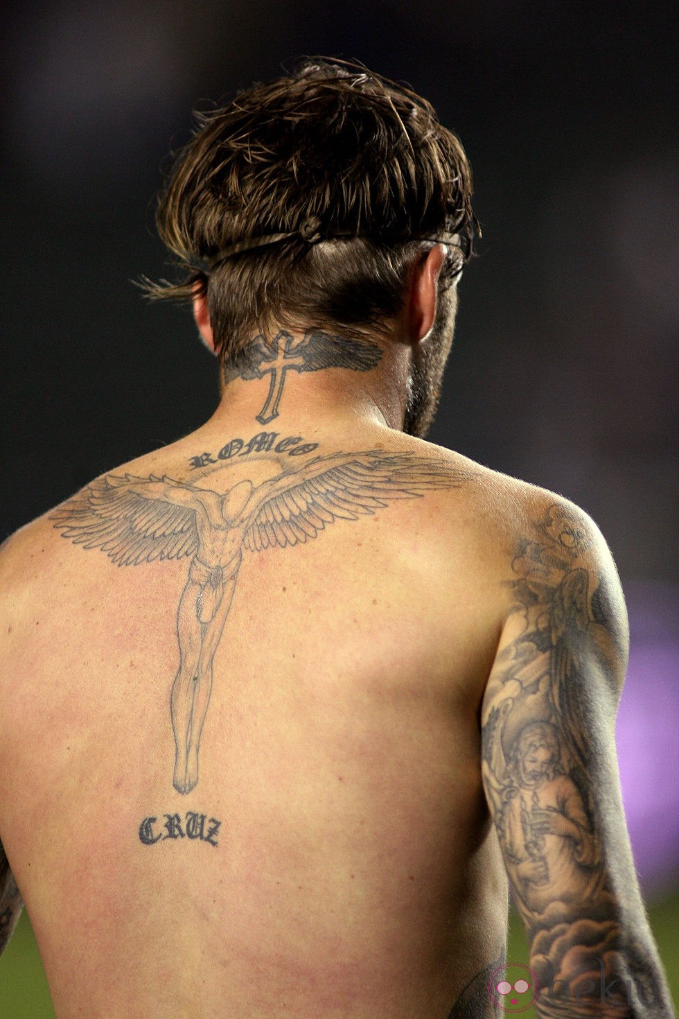 David Beckham muestra los tatuajes de su espalda