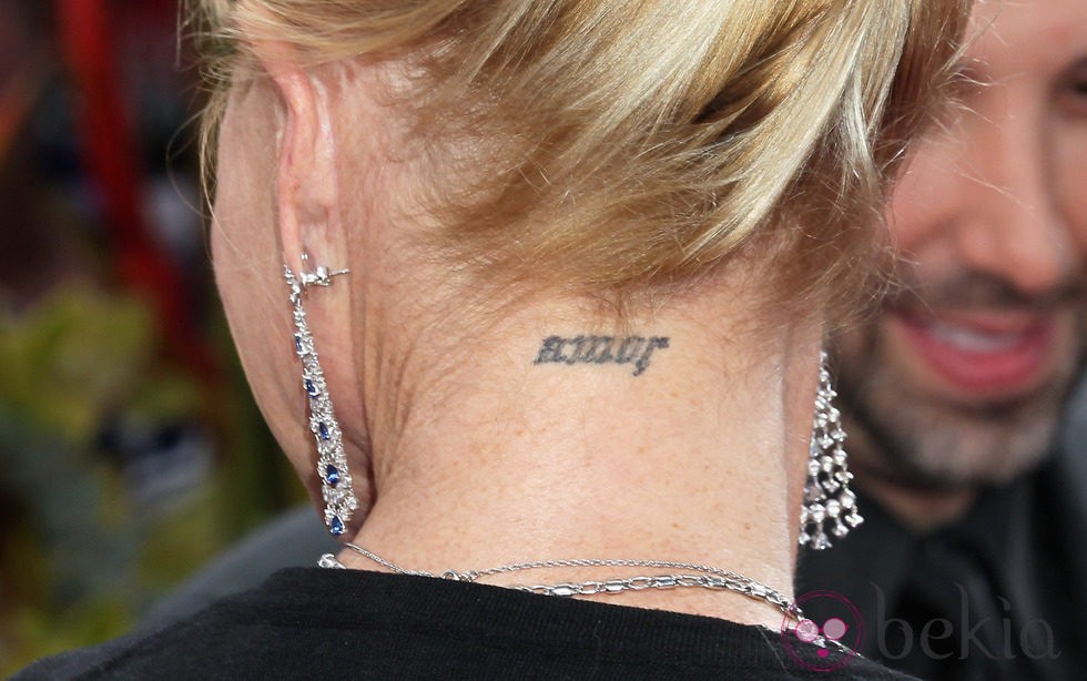 Tatuaje en la nuca de Melanie Griffith