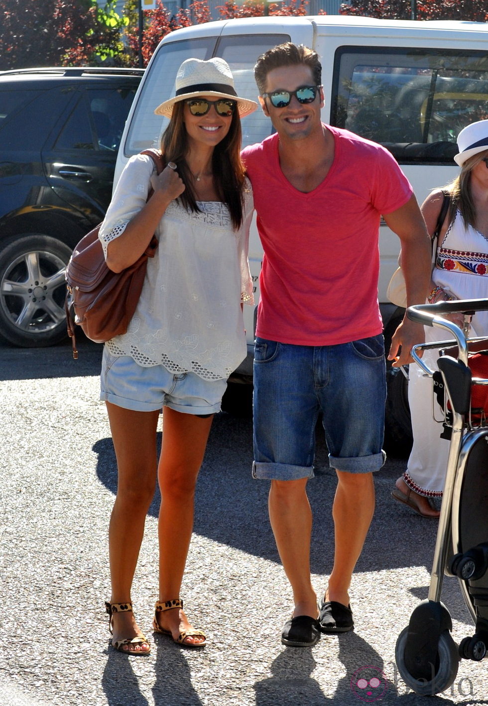 David Bustamante y Paula Echevarría, muy contentos a su llegada a Ibiza