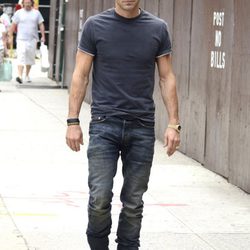 Justin Theroux paseando por Nueva York tras anunciar su compromiso de boda